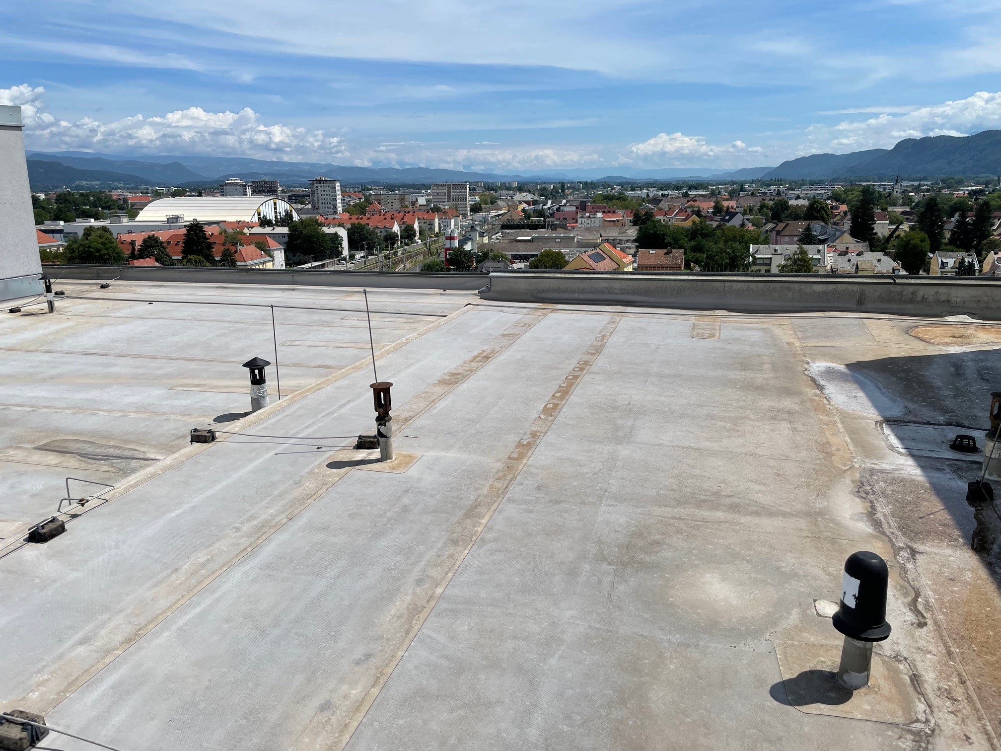 Flat roof renovation: focus on quality and durability